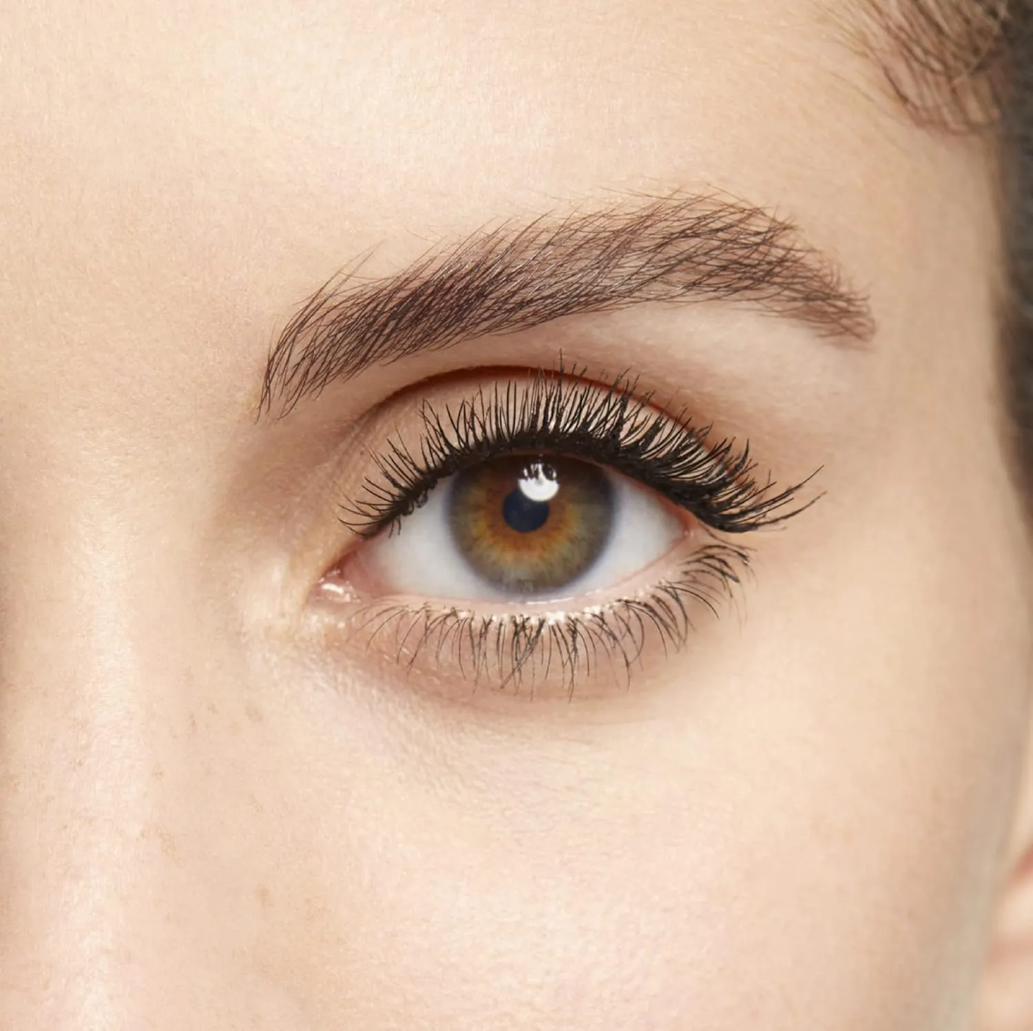 Clarins Supra Volume Mascara | Award-Winning | Volumizing and Lengthening | Double Volume Effect | Visibly Thickens and Smoothes Lashes | Clump-Free and Smudge-Proof | Long-Wearing | 0.2 Ounces