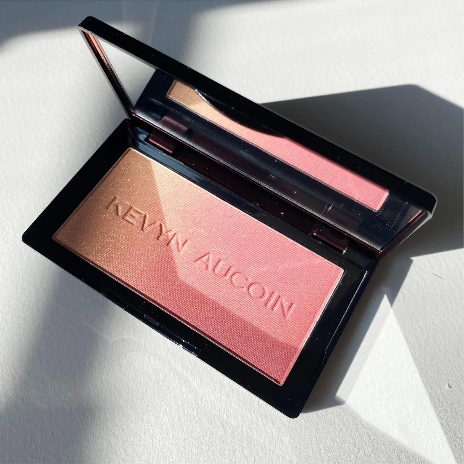 Kevyn Aucoin The Neo-Blush, Blush makeup compact: A trio palette of gradient colors. Blends pearl, satin & matte finishes for highlighting cheeks. Personalized looks - natural to pop of color